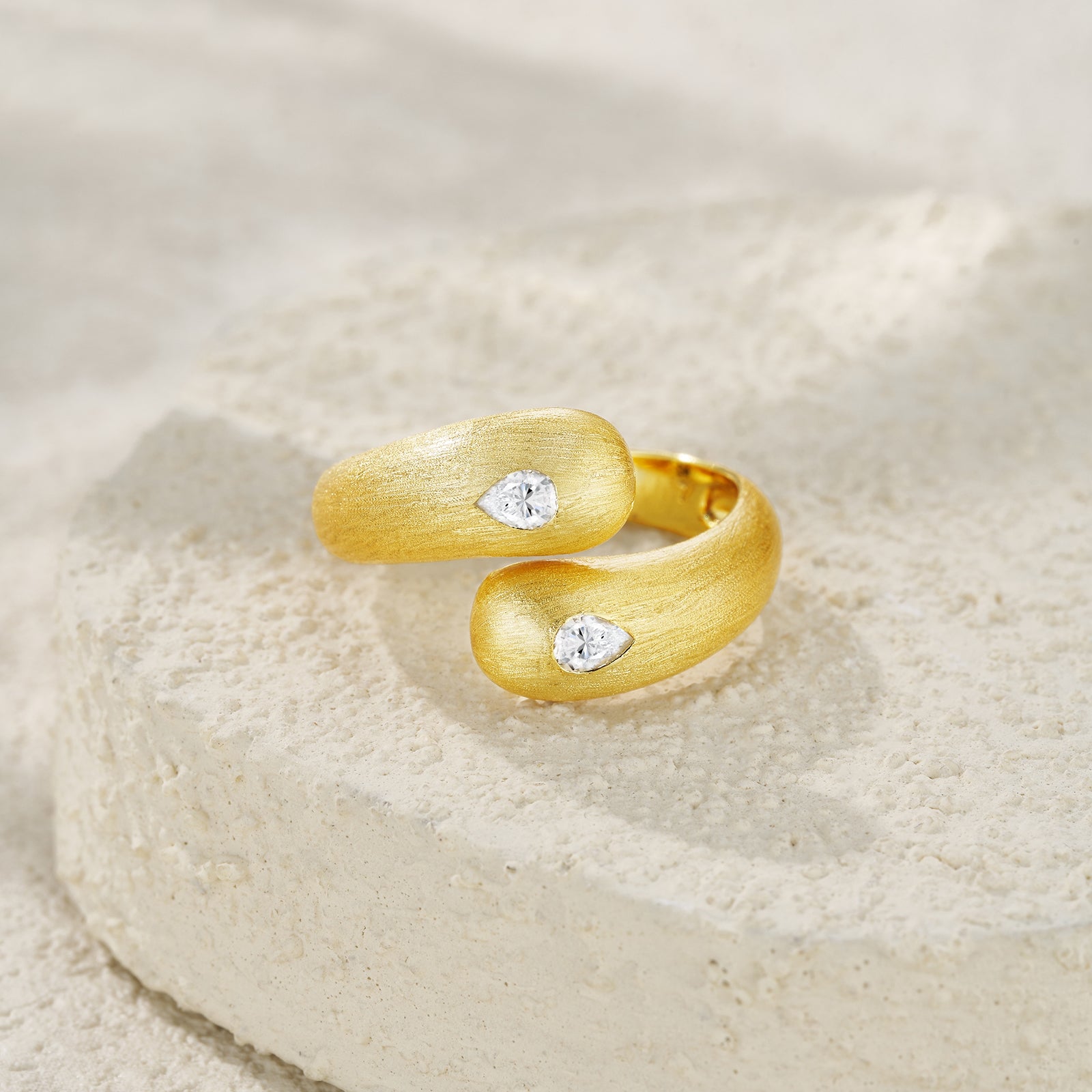 A Luxurious Jewelry Silver Ring Set